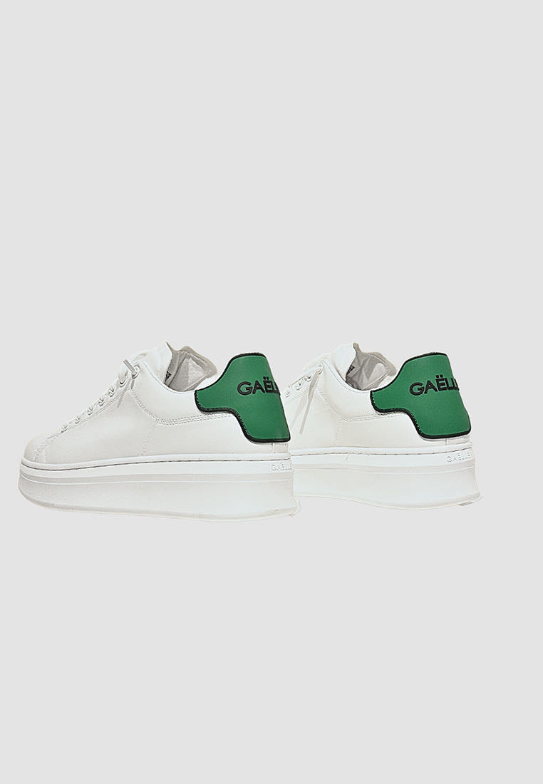 gaelle sneakers  uomo in ecopelle bianca con tallone verde e logo nero