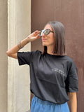 T-SHIRT DONNA NERA CON RICAMO BIANCO  STAI SERENA LO DICI AL METEO