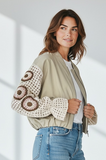 Kikisix donna bomber con manica in macrame a campana beige