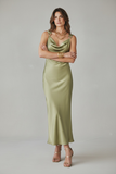Abito donna in satin verde con dettaglio gioiello