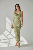 Abito donna in satin verde con dettaglio gioiello