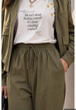 You Decide You Decide Donna Pantalone 46 vi 40 ny 14 pl oliva, modello P11139\063, colore OLIVA, dettaglio prodotto — Immagine parzialmente generata o modificata con AI