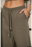 You Decide You Decide Donna Pantaloni P11676\089-PANTALONE FELPA 80%CO20%PL militare, modello P11676\089-PANTALONE FELPA 80%CO20%PL, colore MILITARE, dettaglio prodotto — Immagine parzialmente generata o modificata con AI